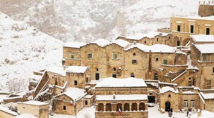 Basilicata'da İlk insanların kentine kar yağdı.